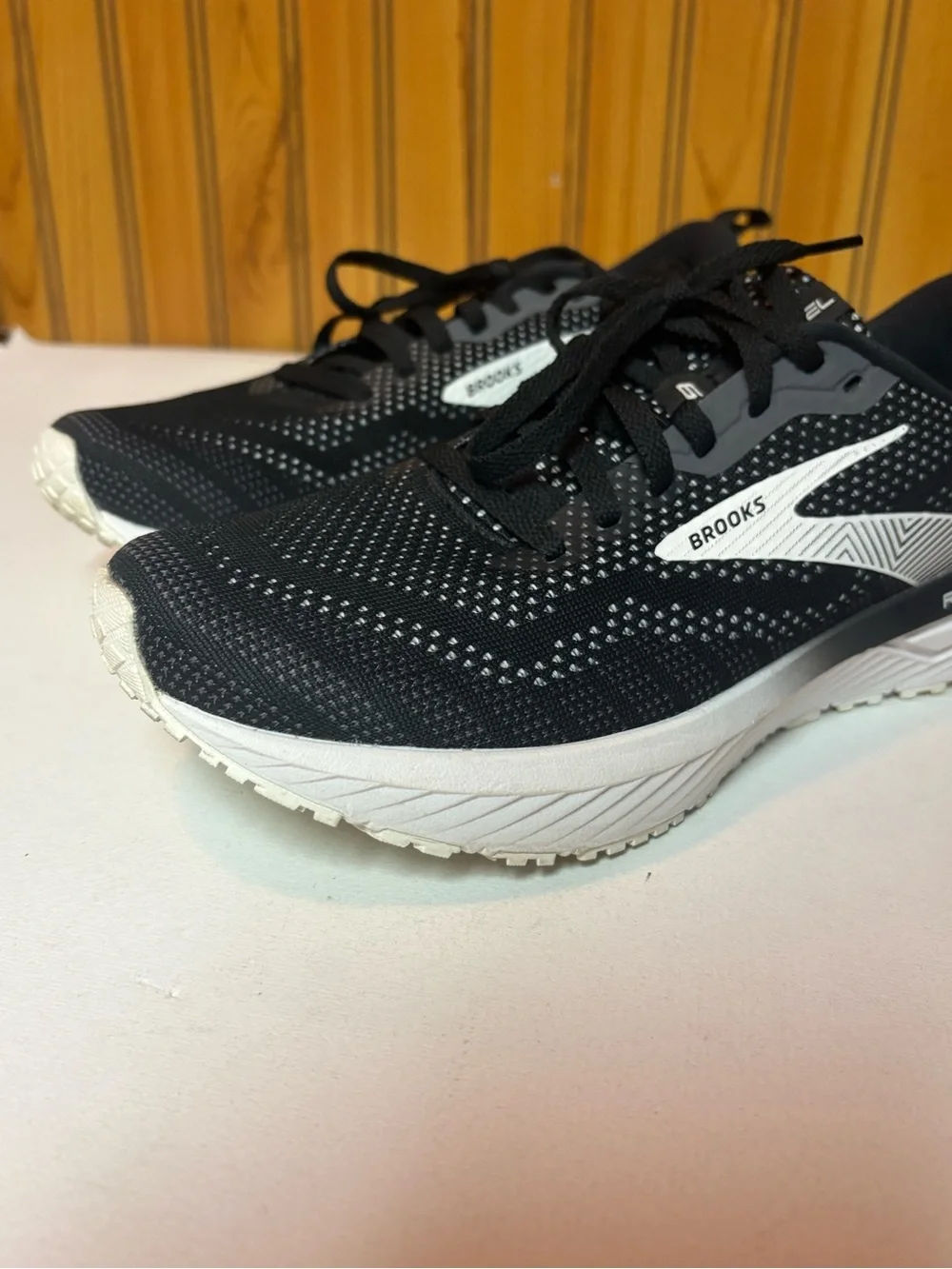 Brooks womens Revel Athletic Shoes - Black/White
